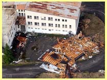 Ze vzduchu je dob�e vid�t nejen les, ale i lidsk� stavby. Tak� na nich se v�tr podepsal. Vich�ic� str�en� st�echa na nepou��van� budov� n�kdej�� str�n� roty u hranic s N�meckem v oblasti �esk�ho lesa.